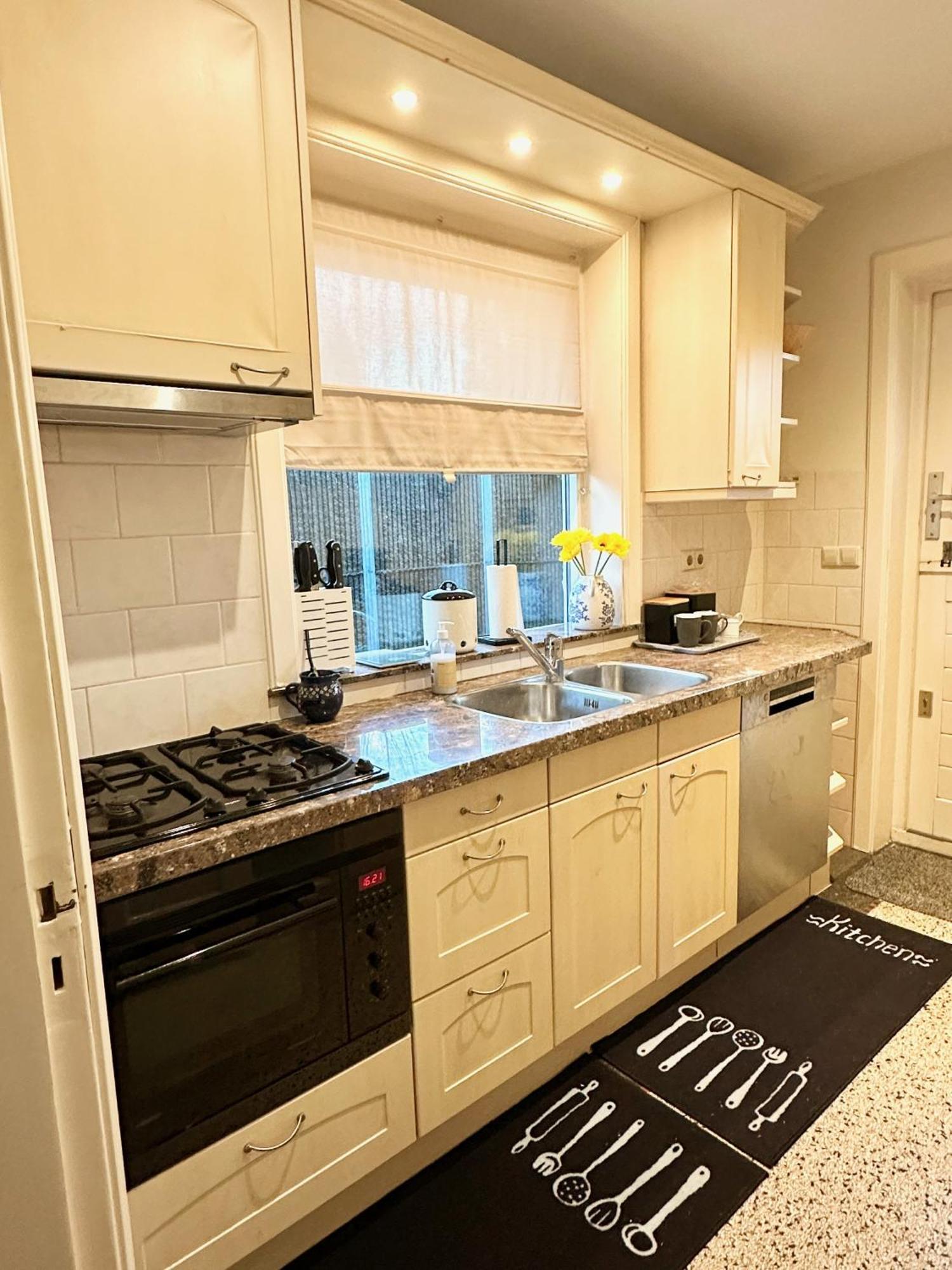 Charming Villa,central Location,train And Bus Nearby Сasa de vacaciones